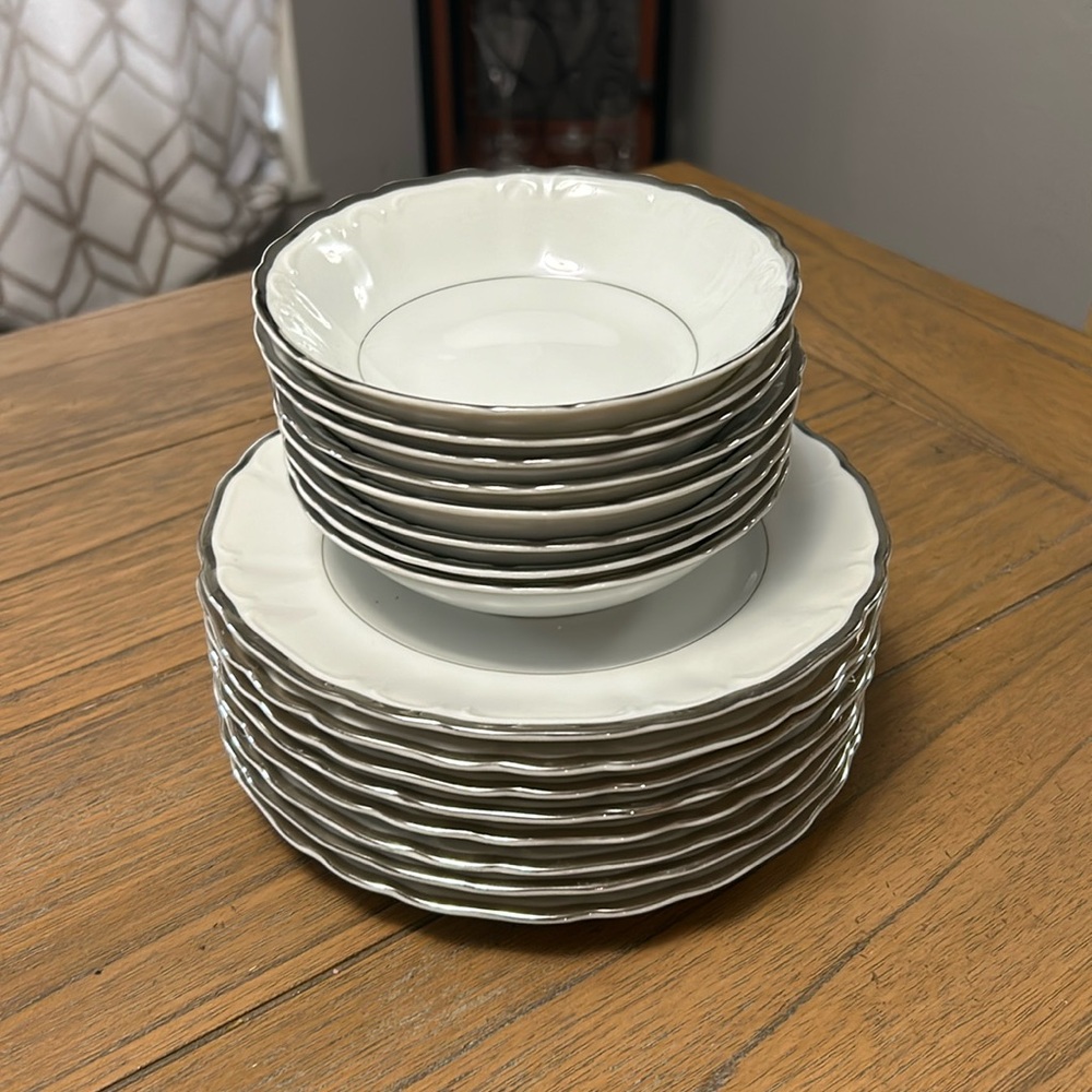 Harmony House fine China - 8 snack bowls and 8 snack plates